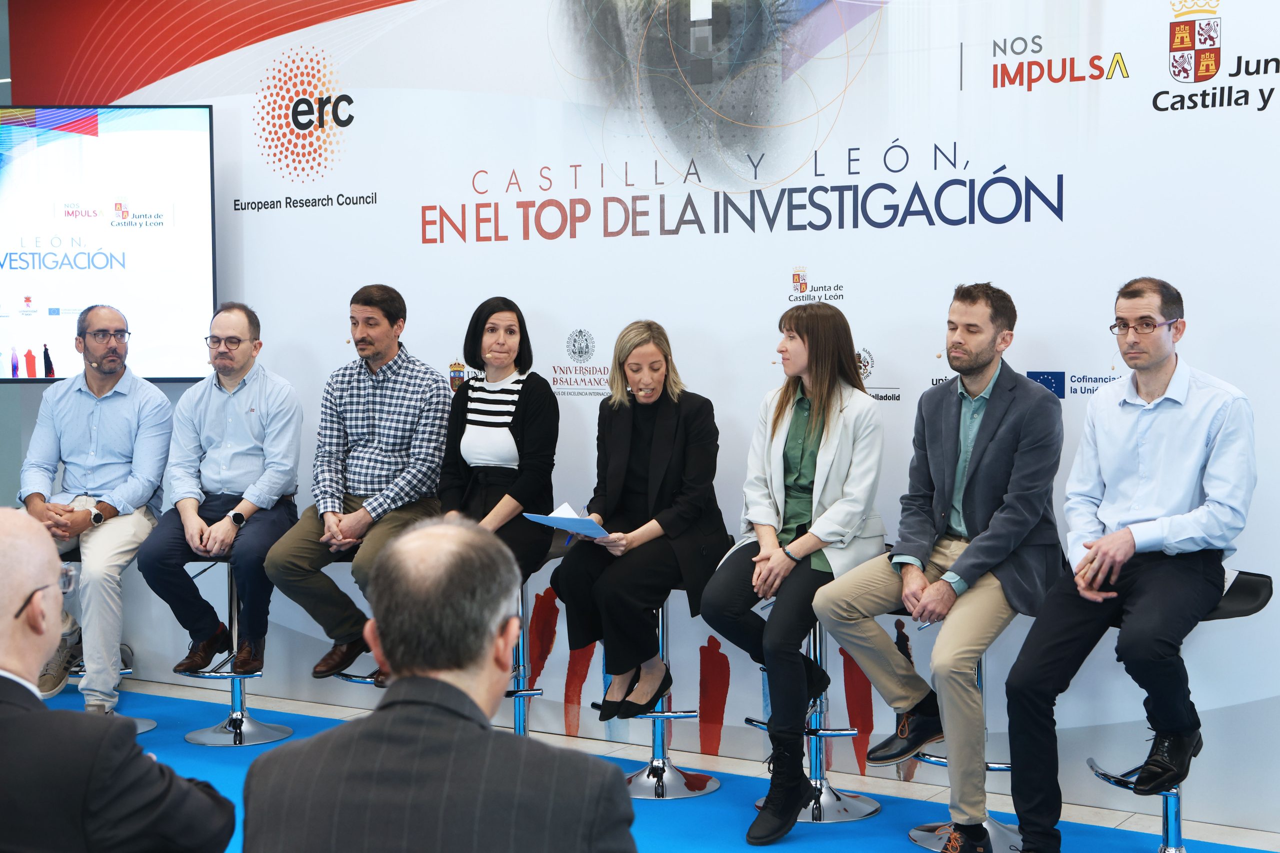 Investigadores ERC participantes en el acto, junto con la la Directora de Universidades e Investigación, Blanca Ares González, que modera el diálogo